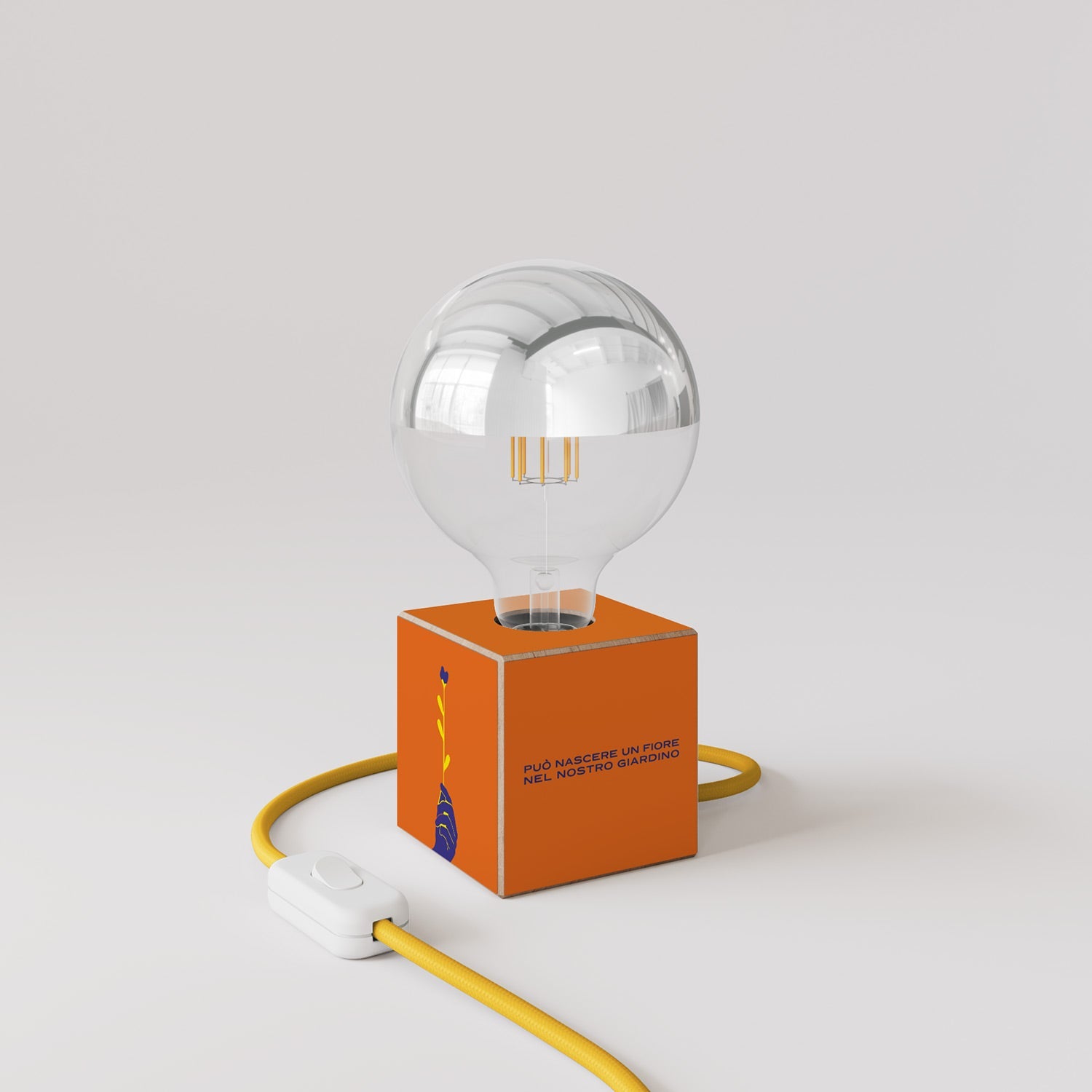 Lampada da tavolo Cubetto "Può nascere un fiore" con spina inglese e lampadina globo mezza sfera argento - Santomanifesto