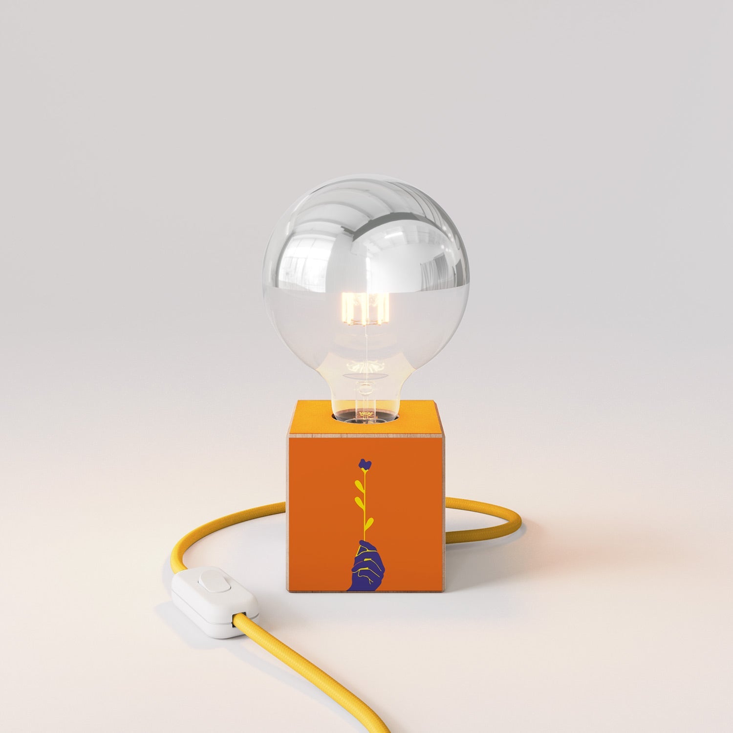 Lampada da tavolo Cubetto "Può nascere un fiore" con spina inglese e lampadina globo mezza sfera argento - Santomanifesto