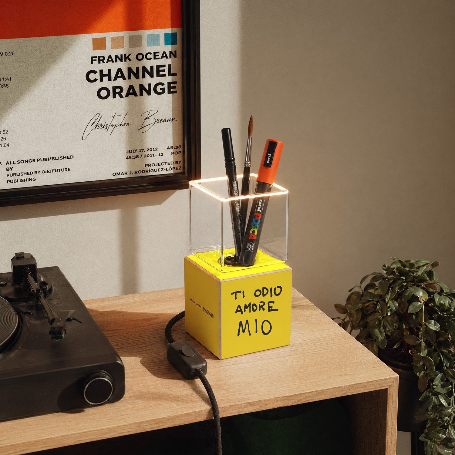 Lampada da tavolo Cubetto "Ti odio amore mio" con spina inglese e lampadina Ghost - Santomanifesto