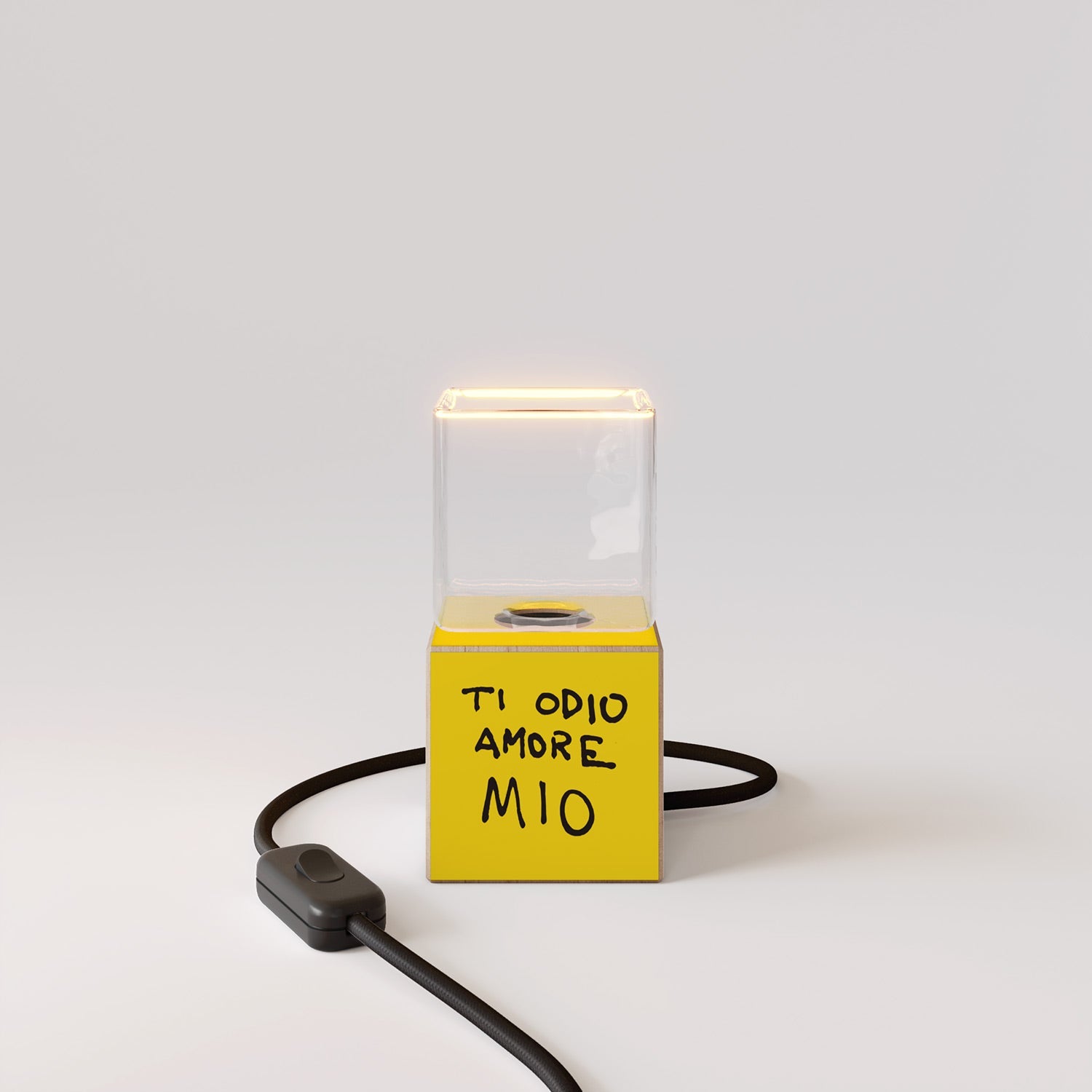 Lampada da tavolo Cubetto "Ti odio amore mio" con spina inglese e lampadina Ghost - Santomanifesto