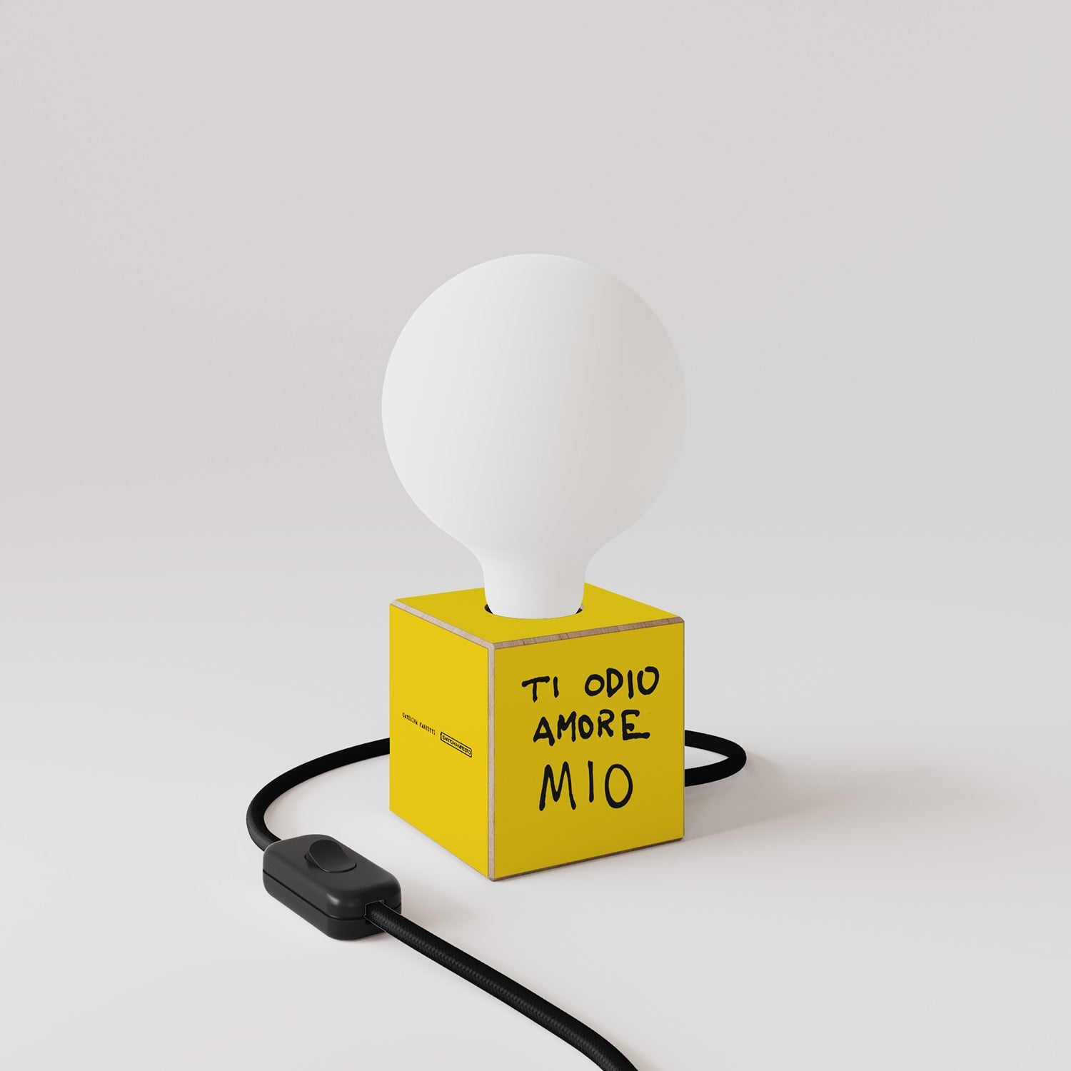 Lampada da tavolo Cubetto "Ti odio amore mio" con spina inglese e lampadina globo effetto porcellana - Santomanifesto