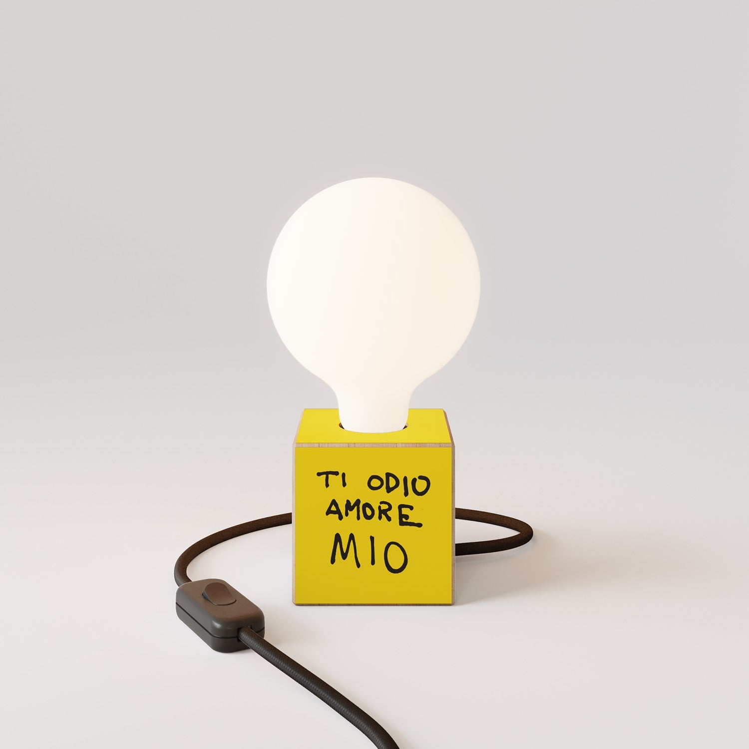 Lampada da tavolo Cubetto "Ti odio amore mio" con spina inglese e lampadina globo effetto porcellana - Santomanifesto