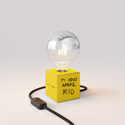 Lampada da tavolo Cubetto "Ti odio amore mio" con spina inglese e lampadina globo mezza sfera argento - Santomanifesto