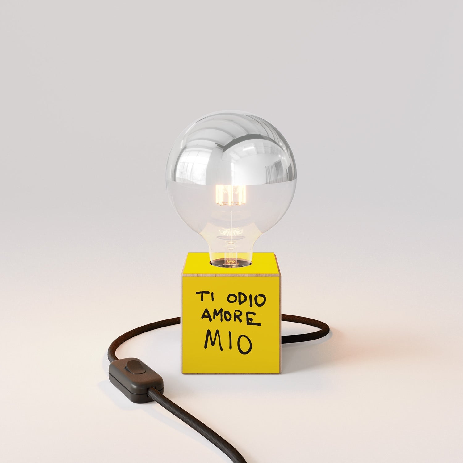 Lampada da tavolo Cubetto "Ti odio amore mio" con spina inglese e lampadina globo mezza sfera argento - Santomanifesto