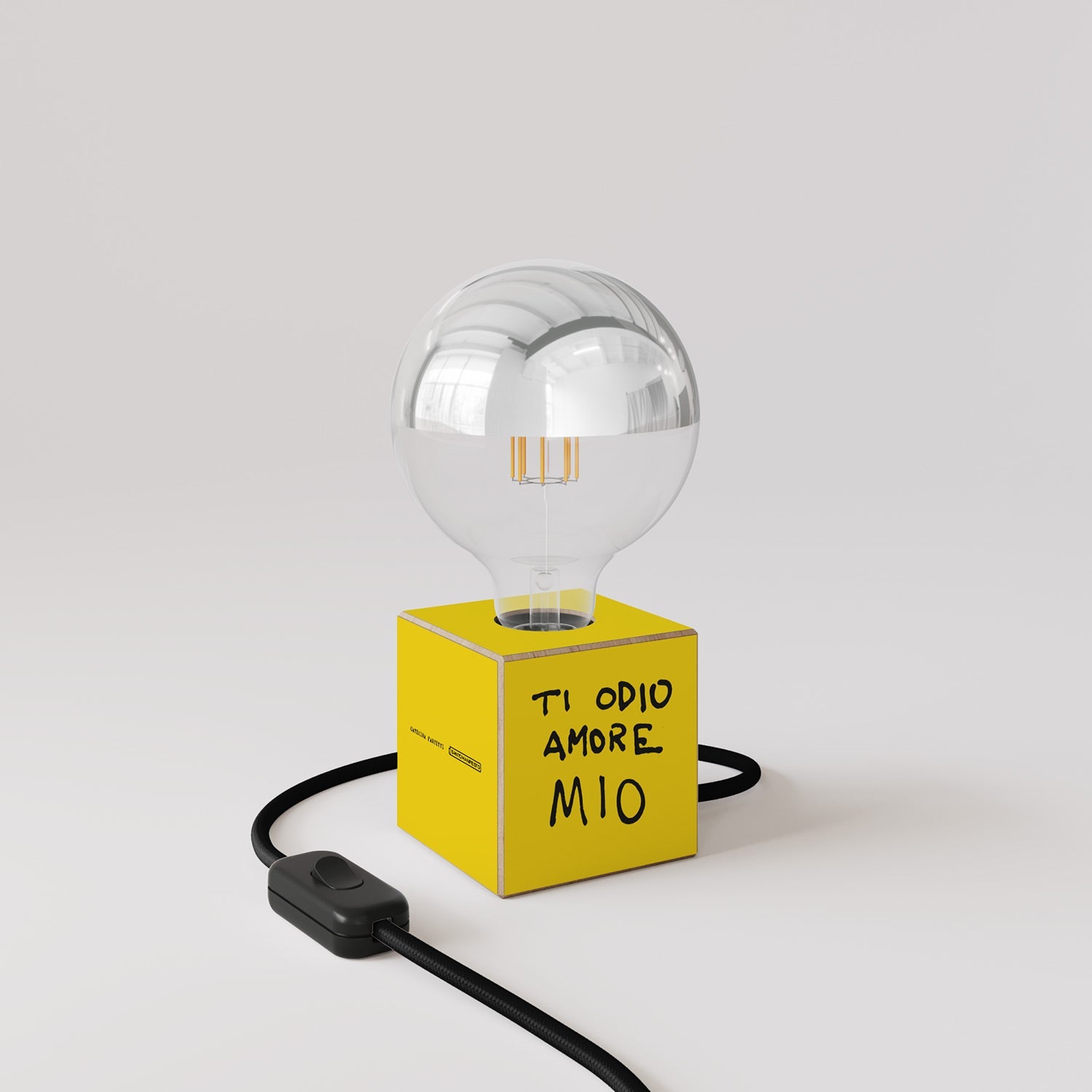 Lampada da tavolo Cubetto "Ti odio amore mio" con spina inglese e lampadina globo mezza sfera argento - Santomanifesto