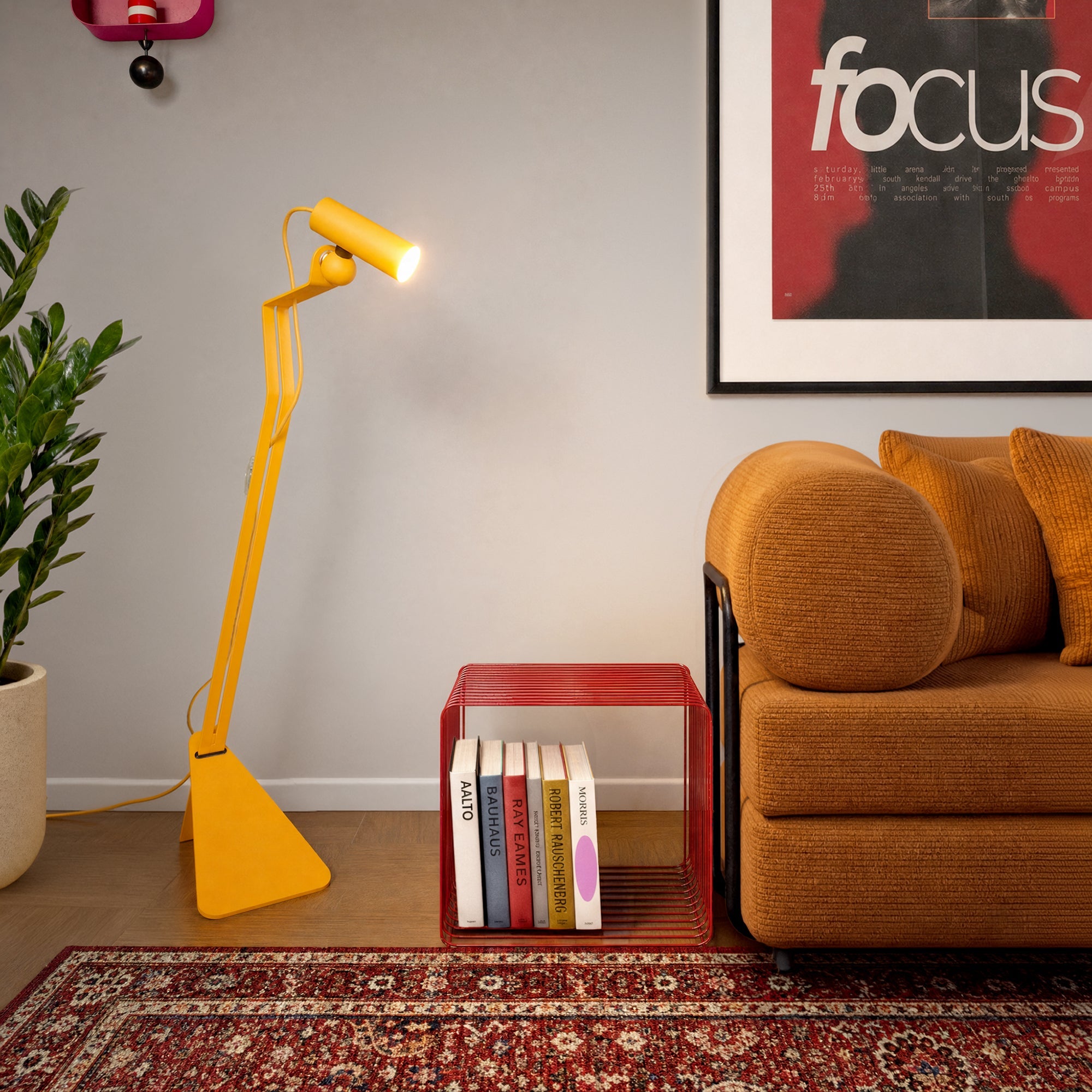 Lampada da terra inclinabile con faretto magnetico orientabile e spina UK - Mario Tubo - Giallo - Creative Cables