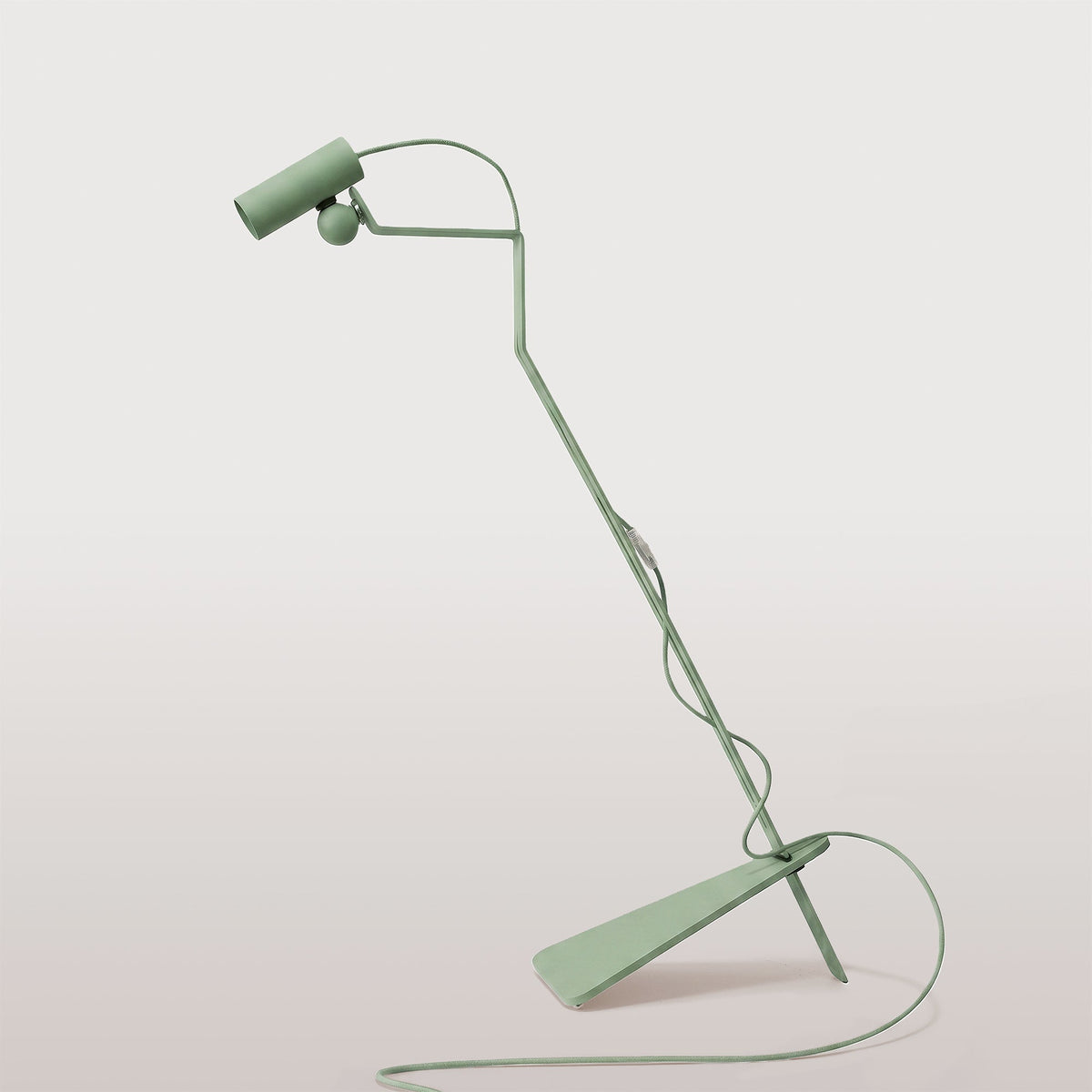 Lampada da terra inclinabile con faretto magnetico orientabile e spina UK - Mario Tubo - Verde