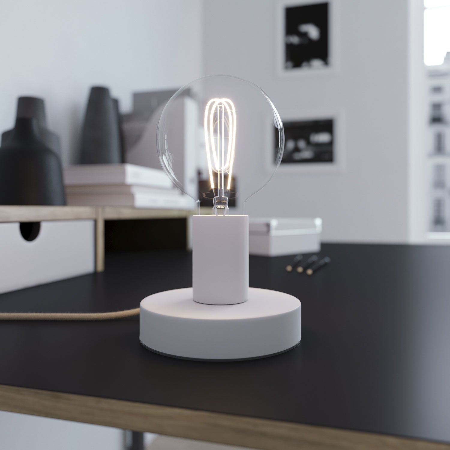 Posaluce - Lampada da tavolo in metallo e spina UK - Bianco opaco